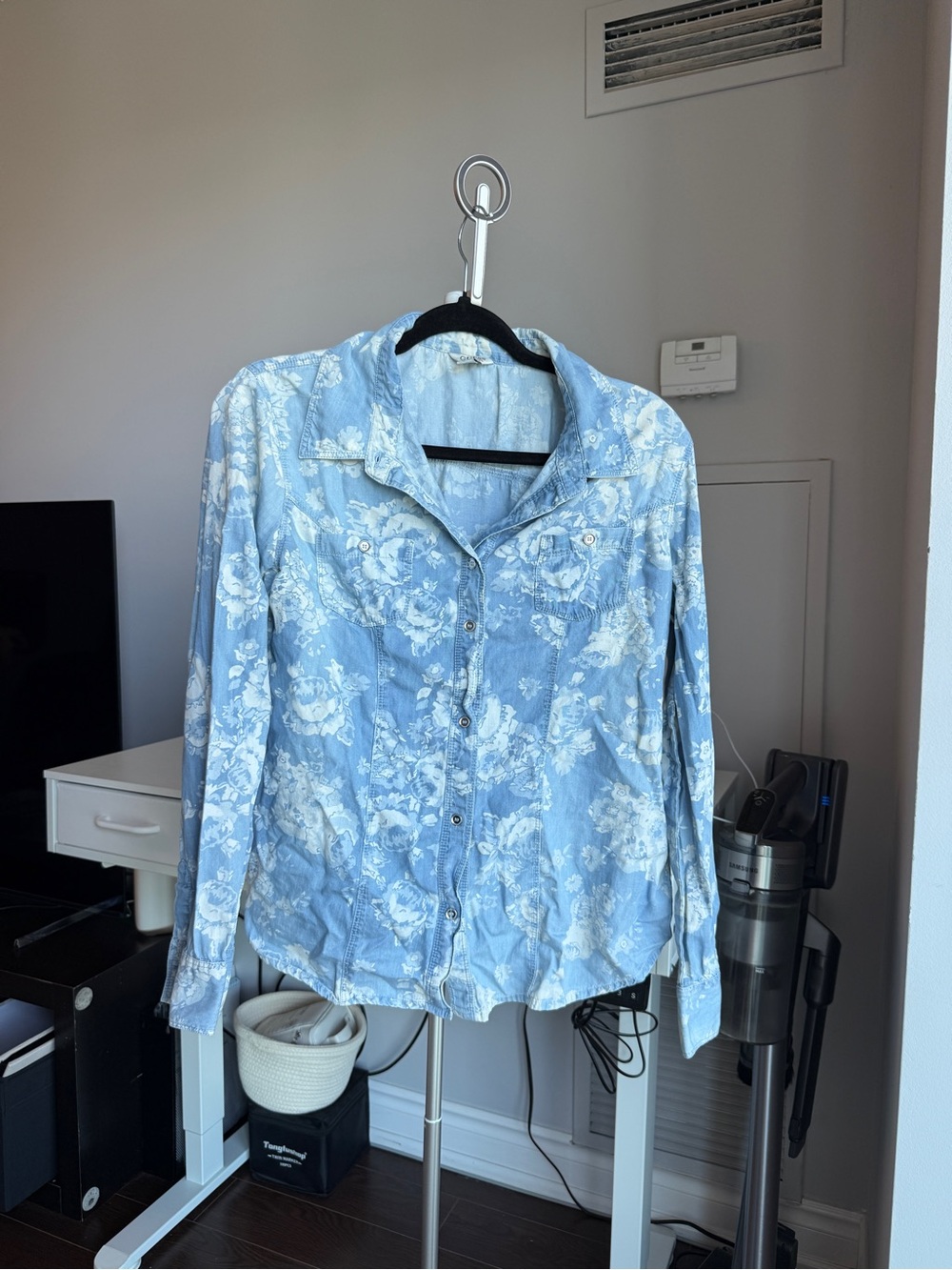 GUESS Western Chambray Coastal Light Blue Floral Button-Down Shirt size Large - Picture 2 of 4